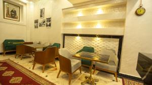 um restaurante com lareira, mesa e cadeiras em Hotel de paris em Casablanca
