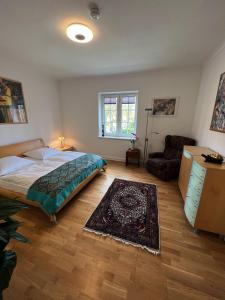 - une chambre avec un lit, un canapé et une chaise dans l'établissement Villa am Park, à Bremerhaven