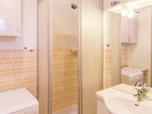 une salle de bains avec douche, toilettes et lavabo dans l'établissement Studio Les Hauts du Port-1 by Interhome, à Saint-Cyr-sur-Mer 11 autres photos
