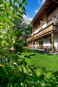 un edificio con un patio con césped verde en Holiday Home Ferienhaus Gasser-1 by Interhome en Uderns