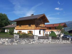 una casa en una pared de piedra con una valla en Holiday Home Haus Weickl by Interhome, en Kaprun