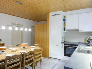 Kuchyň nebo kuchyňský kout v ubytování Apartment Helene Apt Diana by Interhome
