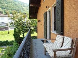 un paio di sedie sedute su un balcone di Apartment Casa Fiorita-2 by Interhome a Brusino Arsizio