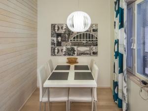 comedor con mesa blanca y sillas en Holiday Home Levin stara c11 by Interhome en Sirkka
