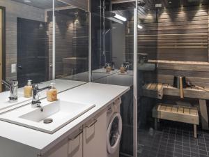 Koupelna v ubytování Holiday Home Levin stara c11 by Interhome