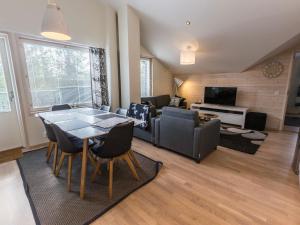 Μια τηλεόραση ή/και κέντρο ψυχαγωγίας στο Holiday Home Levin stara a09 by Interhome