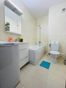 La salle de bains est pourvue de toilettes, d'une baignoire et d'un lavabo. dans l'établissement Xclusive apartment, à Iaşi