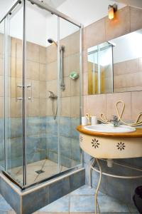 Koupelna v ubytování Hotel Via Ironia + 37 fotografií