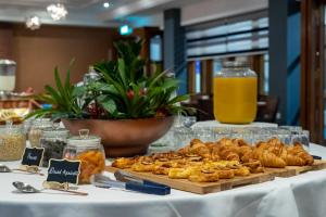 una mesa con pastas y otros pasteles. en Weetwood Hall Estate, en Leeds