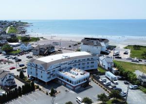 una vista aérea de un edificio junto al océano en Atlantic Beach Hotel Newport, en Middletown