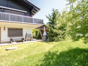 einen Hinterhof eines Hauses mit einem Rasenplatz in der Unterkunft Apartment Am Hohen Bogen-62 by Interhome in Kummersdorf