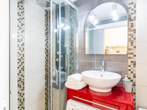 Ένα μπάνιο στο Apartment Les vagues by Interhome