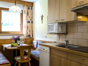 Η κουζίνα ή μικρή κουζίνα στο Apartment Apart Maashof I by Interhome