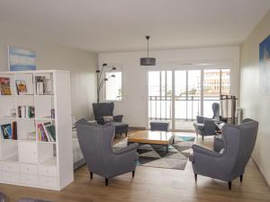 een woonkamer met stoelen en een tafel bij Apartment Résidence de l'Hermine by Interhome in Saint-Malo