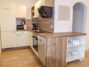 een keuken met een houten aanrecht in een kamer bij Apartment Appartement Sigel by Interhome in Zell am See