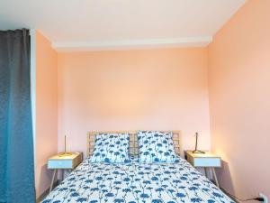 1 dormitorio con 1 cama con 2 mesitas de noche en Holiday Home Océane by Interhome, en Barneville-Carteret