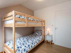 1 Schlafzimmer mit 2 Etagenbetten und einer Lampe in der Unterkunft Holiday Home Lana by Interhome in Denneville