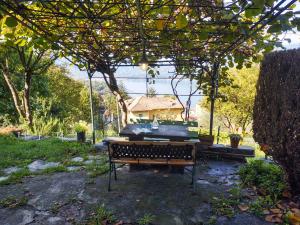 un banc assis sous une pergola dans une cour dans l'établissement Holiday Home Giò by Interhome, à Perledo