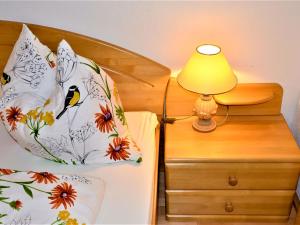 um quarto com uma cama com um candeeiro numa mesa de cabeceira em Apartment Ferienwohnung Wiesenhof by Interhome em Reith bei Seefeld