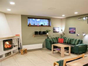 TV a/nebo společenská místnost v ubytování Holiday Home Dolníky u Trutnova by Interhome