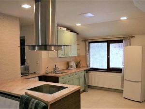 Kuchyň nebo kuchyňský kout v ubytování Holiday Home Dolníky u Trutnova by Interhome
