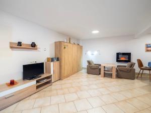 TV a/nebo společenská místnost v ubytování Holiday Home Dolníky u Trutnova by Interhome