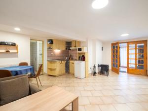 Kuchyň nebo kuchyňský kout v ubytování Holiday Home Dolníky u Trutnova by Interhome
