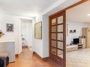 TV a/nebo společenská místnost v ubytování Holiday Home Dolníky u Trutnova by Interhome