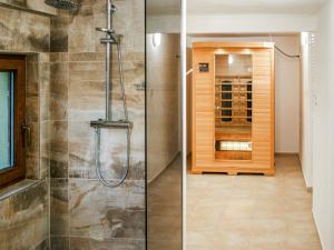 Koupelna v ubytování Holiday Home Dolníky u Trutnova by Interhome