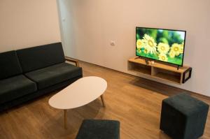 un soggiorno con divano e TV di Apartament Stefani a Sarandë