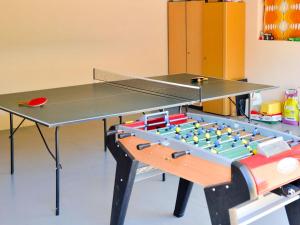 Stolní tenis v ubytování Holiday Home Narcisse by Interhome nebo okolí