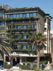 un bâtiment avec des plantes sur son côté dans l'établissement Hotel San Francisco, à Viareggio