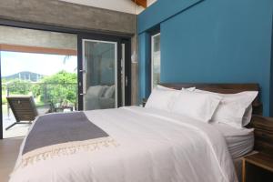 Tempat tidur dalam kamar di Sol Sanctum - Boutique Wellness Hotel