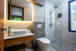 e bagno con lavandino, servizi igienici e doccia. di Sol Sanctum - Boutique Wellness Hotel a Gros Islet