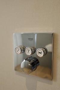 a thermostat on a wall with a bunch of knobs at Hôtel confidentiel Le Grecale in Pianottoli-Caldarello