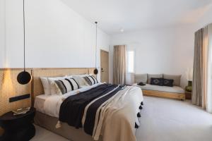 Cama ou camas em um quarto em Adama Mykonos Boutique Hotel