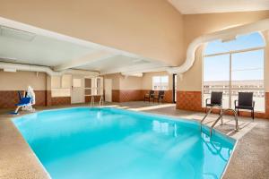 - une grande piscine d'eau bleue dans une chambre d'hôtel dans l'établissement Super 8 by Wyndham Liberal KS, à Liberal