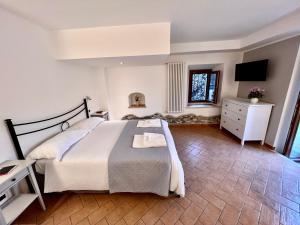 a bedroom with a large bed and a television at LO SCRIGNO COUNTRY HOUSE in Coltodino