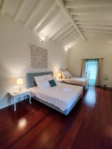 Łóżko lub łóżka w pokoju w obiekcie Adega de Flores
