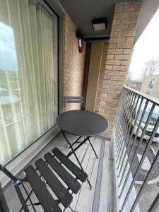 una mesa y 2 sillas sentadas en un balcón en Spectacular 2 Bedroom Apartment in Great Location en Sheffield