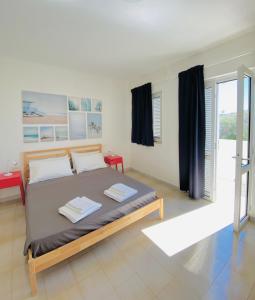 una camera con un letto e una grande finestra di Appartamenti Solemare a Lido Marini