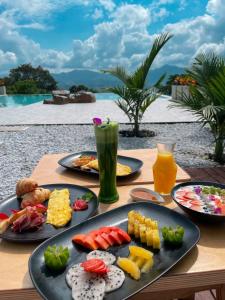 una mesa cubierta con platos de comida y bebida en Santuario Luxury Eco Hotel, en Villeta
