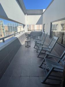einen Balkon mit Stühlen und Tischen auf einem Gebäude in der Unterkunft Comfort Inn Downtown Charleston in Charleston