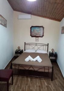 Кровать или кровати в номере Mitsani Country House