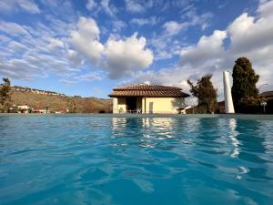 Bazén v ubytování LO SCRIGNO COUNTRY HOUSE nebo v jeho okolí + 18 fotografií