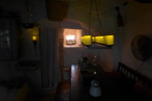 een donkere kamer met een badkamer met wastafel bij Villa Romantica in Parikia +24 foto's