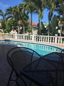 Piscina de la sau aproape de 5-Bed Villa and pool in Runaway Bay Jamaica
