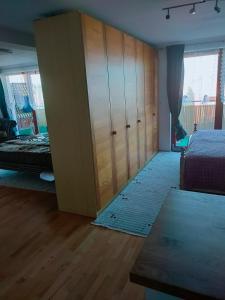 Un dormitorio con un gran armario de madera y una cama en Studio Seeblick, en Rheineck