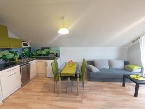 弗瓦迪斯瓦沃沃的住宿－Apartament Limonka，厨房以及带桌子和沙发的客厅。