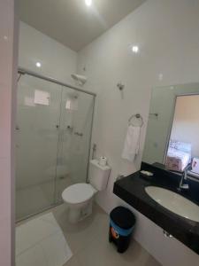 卡皮托利乌Suítes Canaã的浴室里有马桶、洗手池和淋浴。 更多53张照片